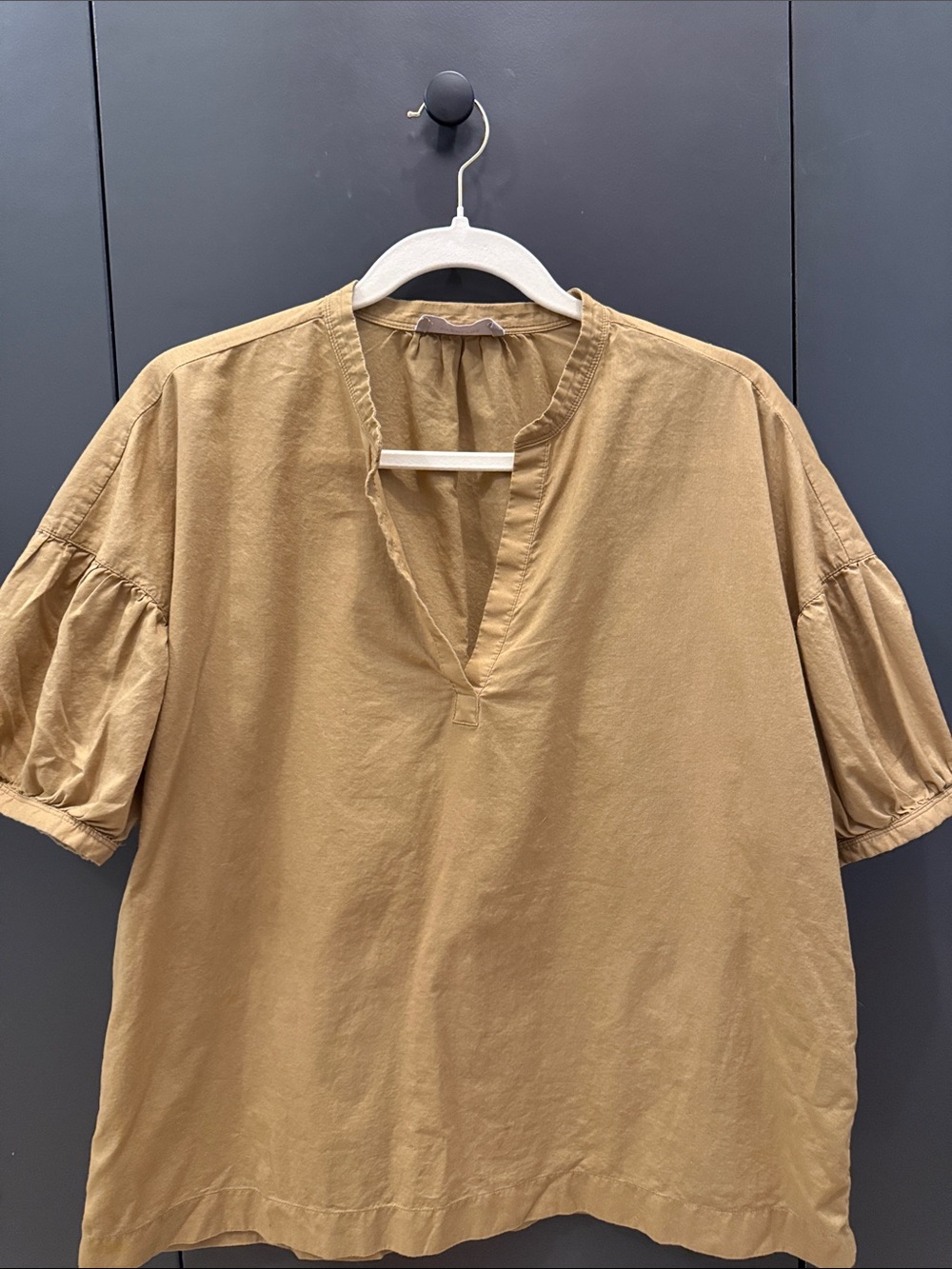 Everlane Puff-Sleeve Split-Neck Top in Camel Brown - Picture 4 of 6